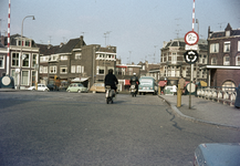 803605 Gezicht op de Noorderbrug over de Stadsbuitengracht te Utrecht, vanaf de Noorderstraat, met links op de ...